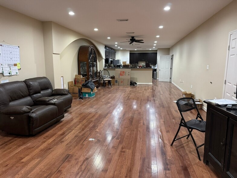 More Photos Of 96 W 27th St, Kenner Industrial For Sale