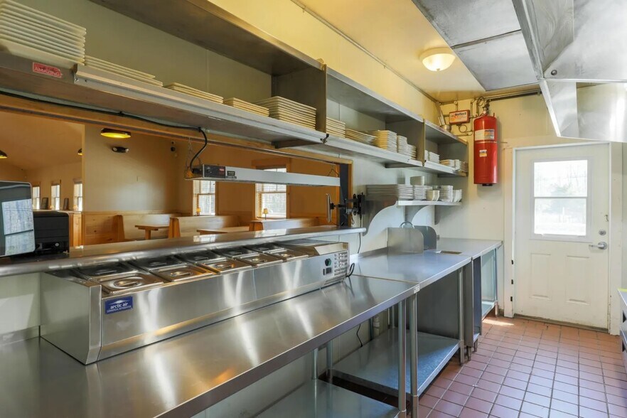 More Photos Of 2477 Bristol Rd, New Harbor Restaurant For Sale