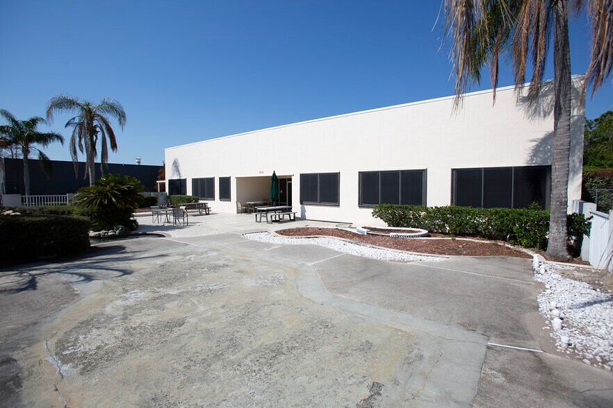 More Photos Of 264 West Dr, Melbourne Light Manufacturing For Lease