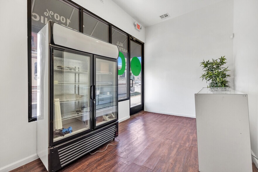 More Photos Of 11119-11123 Burbank Blvd, North Hollywood Storefront Retail Office For Lease