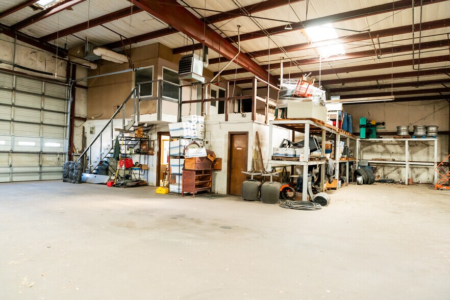 More Photos Of 1630 N Interstate 35 E, Lancaster Flex For Sale