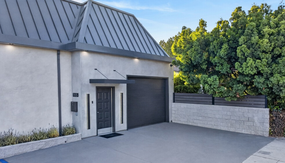 More Photos Of 703 S Main St, Burbank Showroom For Sale