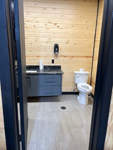 More Photos Of 3119 Interstate 30, Mesquite Showroom For Sale