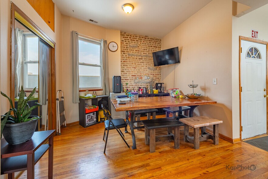 More Photos Of 601 W 47th St, Chicago Storefront Retail Residential For Sale
