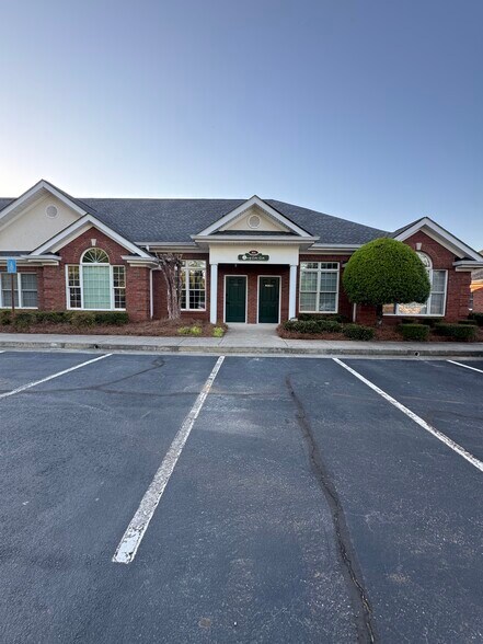 More Photos Of 301-304 Macy Dr, Roswell Medical For Lease