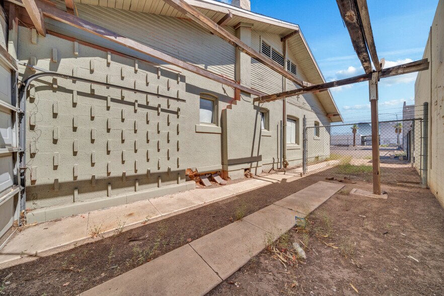 More Photos Of 1433 N 1st St, Phoenix General Retail For Sale