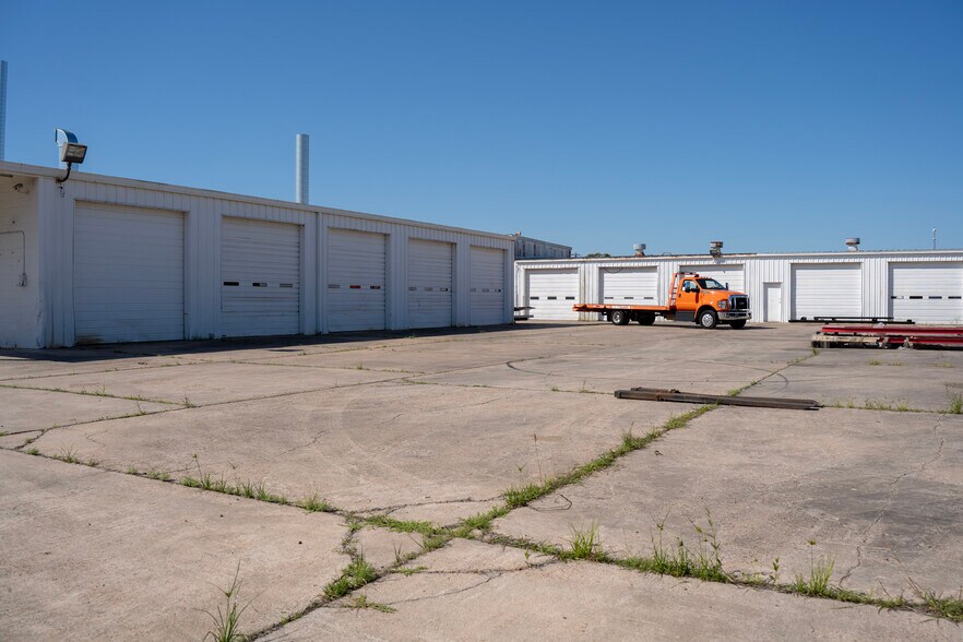 More Photos Of 4925 Avenue H, Rosenberg Warehouse For Lease