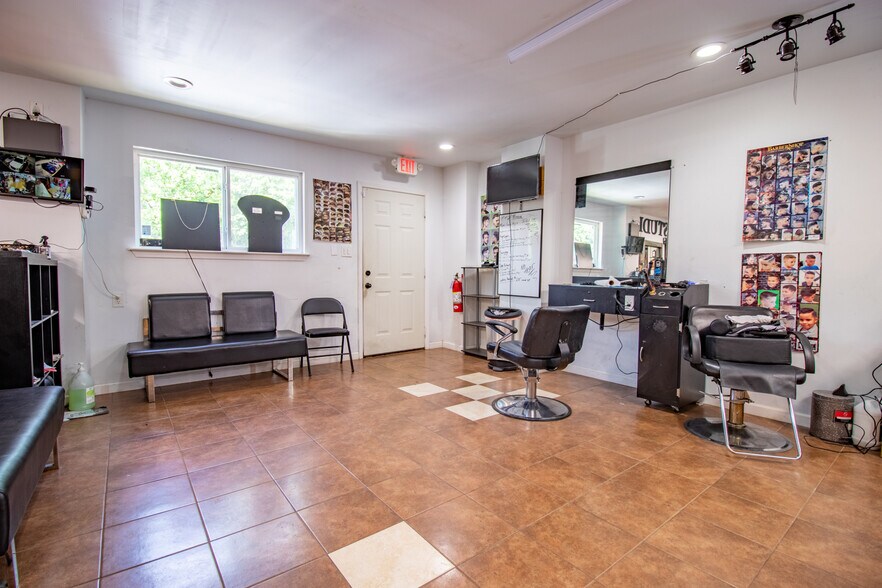 More Photos Of 518 Mill Ave, Conroe General Retail For Sale