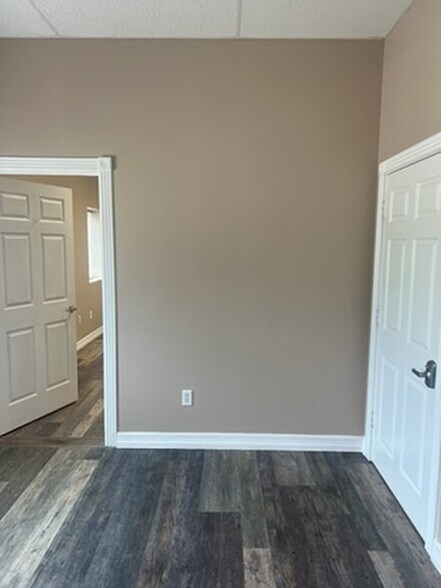More Photos Of 16518 House Hahl Rd, Cypress Self Storage For Lease