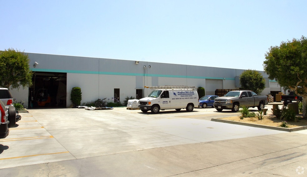 More Photos Of 3673 N Industry Ave, Lakewood Flex For Lease