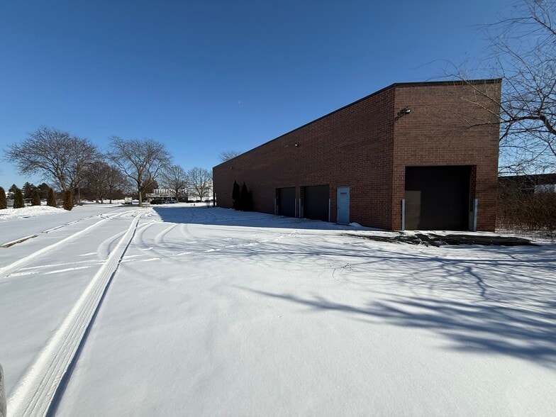 More Photos Of 1881 Industrial Dr, Libertyville Warehouse For Lease