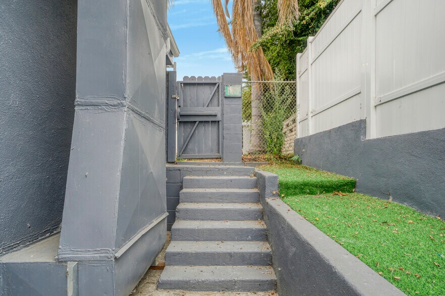 More Photos Of 29413 S Western Ave, Rancho Palos Verdes Freestanding For Lease