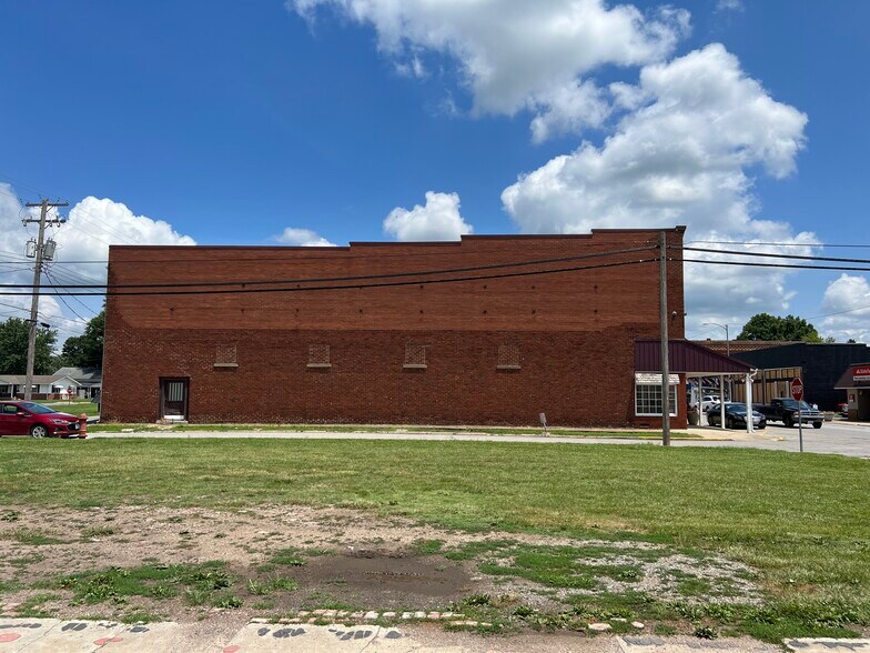 More Photos Of 300 E Broadway Blvd, Johnston City Specialty For Sale