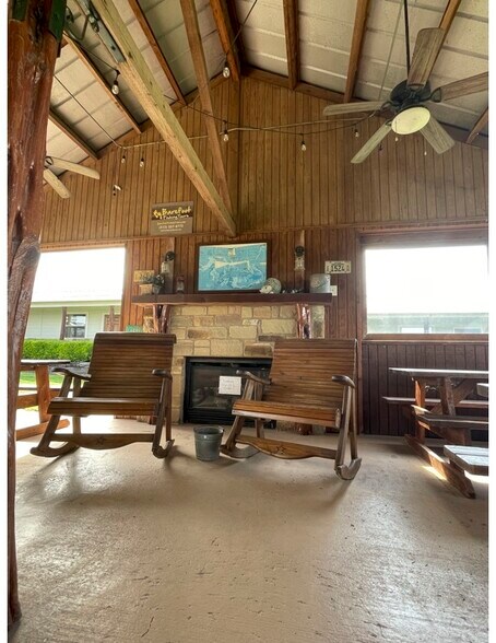 More Photos Of 141 Jeff St, Three Rivers Hotel For Sale