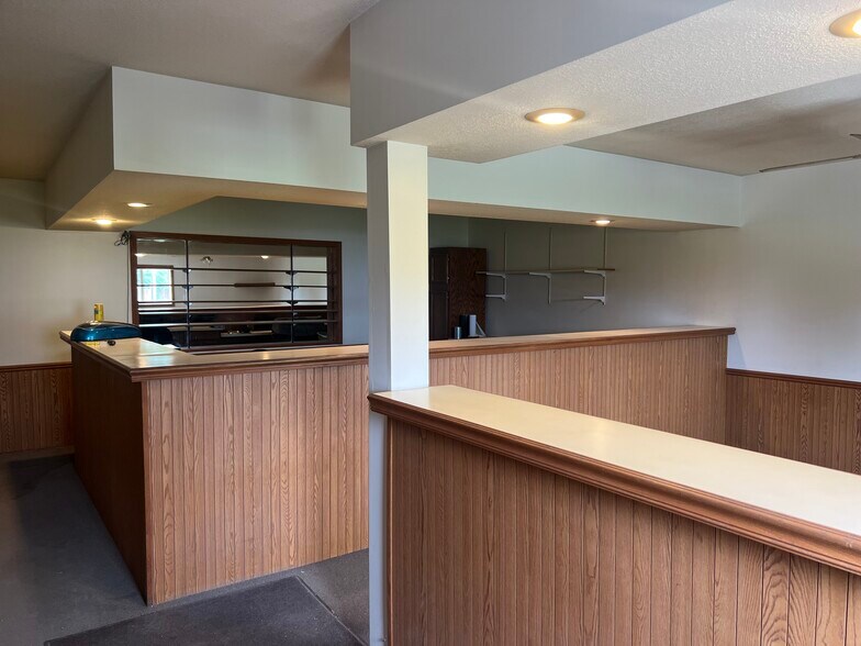 More Photos Of 202 N. Sixth St, Altamont Industrial For Sale