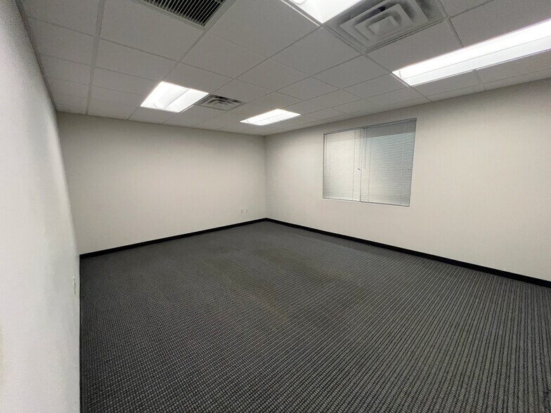 More Photos Of 2761 E Skelly Dr, Tulsa Medical For Lease