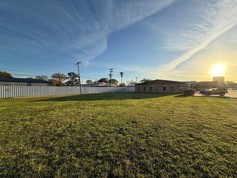 More Photos Of 1110 Calder St, Beaumont Medical For Lease