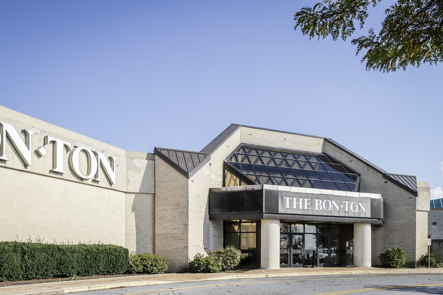 More Photos Of 550 Galleria Dr, Johnstown Department Store For Lease