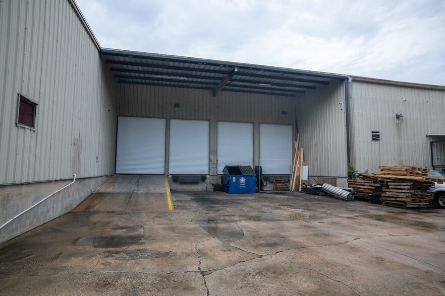 More Photos Of 9937 Race Track Rd, Tampa Manufacturing For Lease