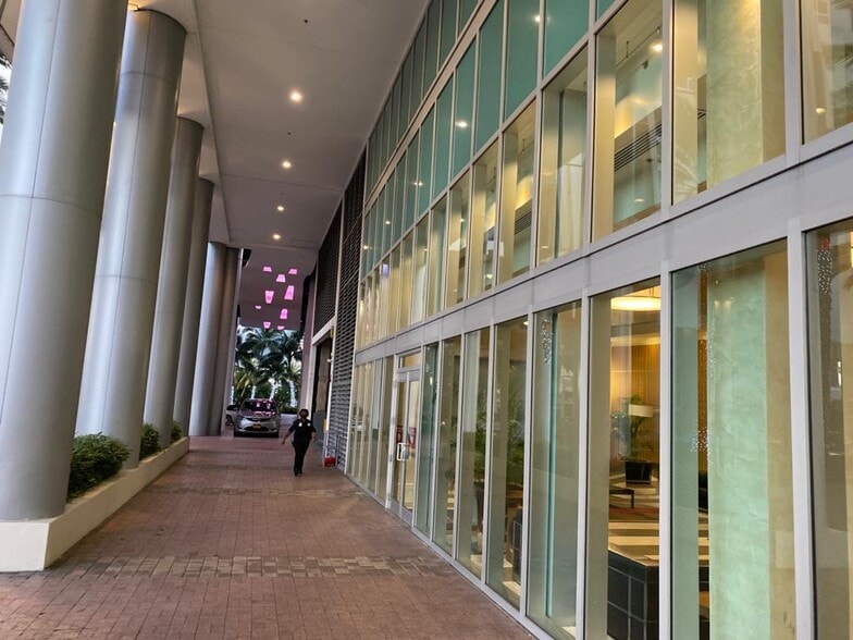 More Photos Of 175 SW 7th St, Miami Medical For Sale