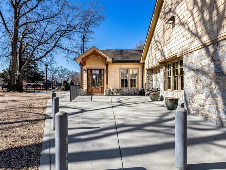 More Photos Of 2057 Grayson Hwy, Grayson Freestanding For Sale