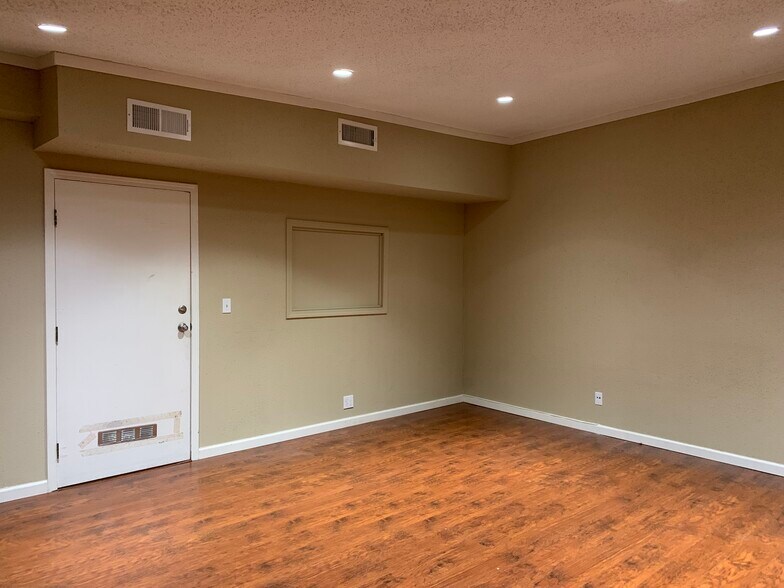 Primary Photo Of 135 N Victory Blvd, Burbank Light Distribution For Lease