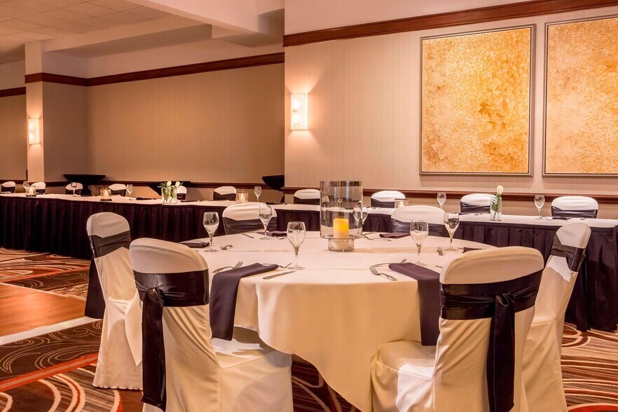 More Photos Of 655 N 108th Ave, Omaha Hotel For Sale