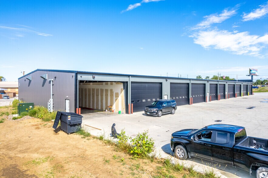 More Photos Of 1601 E Army Post Rd, Des Moines Flex For Lease