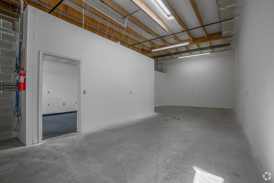 More Photos Of 2056 NE Aloclek Dr, Hillsboro Warehouse For Lease