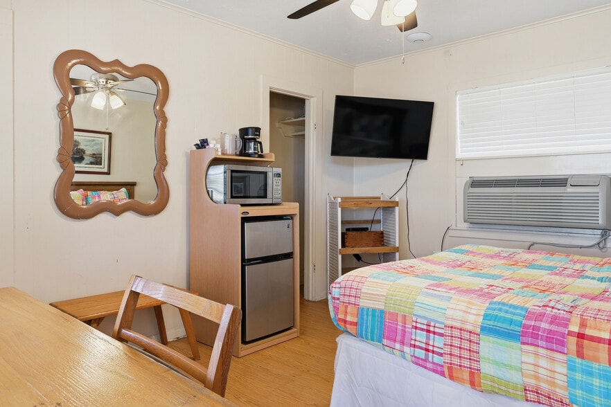 More Photos Of 1016 N Ave E, Shiner Hotel For Sale