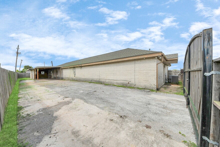 More Photos Of 2001 John St, Pasadena Office For Sale