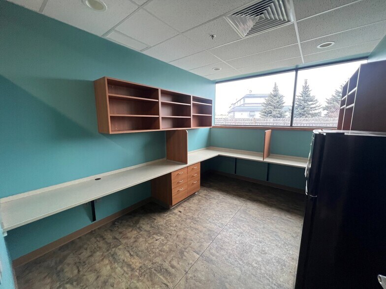 More Photos Of 825 E White Spruce Blvd, Henrietta Veterinarian Kennel For Lease