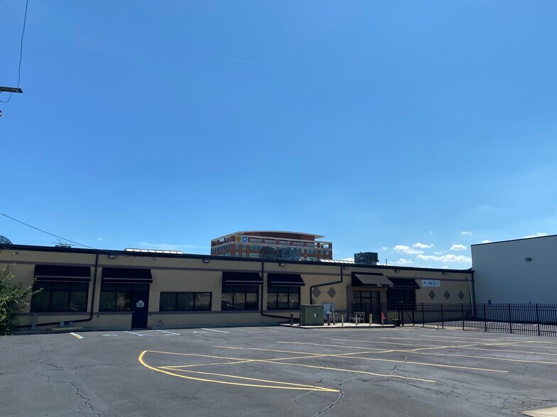 More Photos Of 3250 Franklin St, Detroit Office For Lease