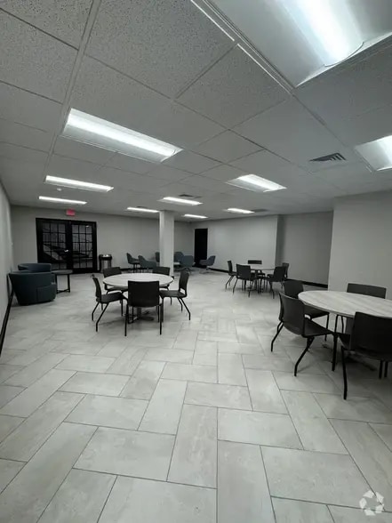More Photos Of 188 Industrial Dr, Elmhurst Office For Lease