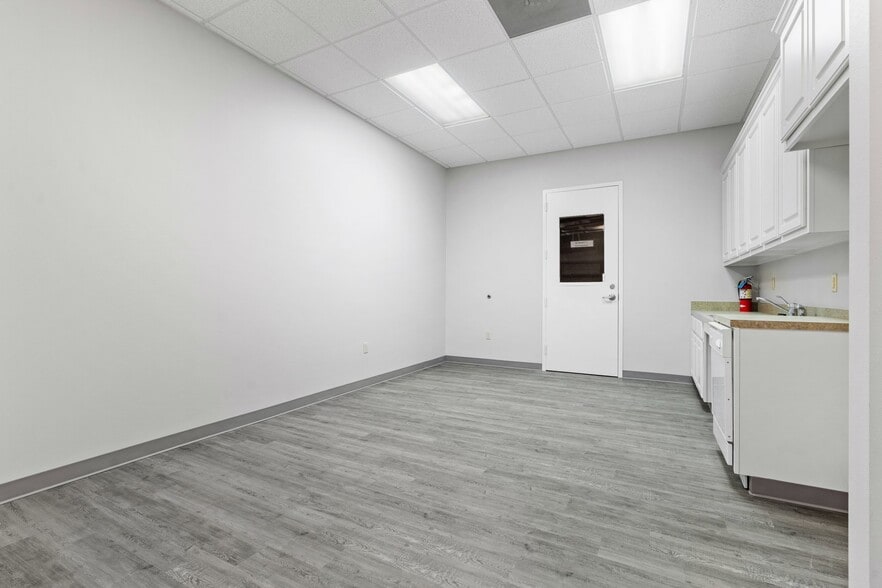 More Photos Of 3607 N Loop 336, Conroe Light Manufacturing For Lease