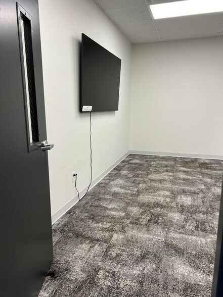 More Photos Of 1320 E 53rd St, Anderson Office For Lease