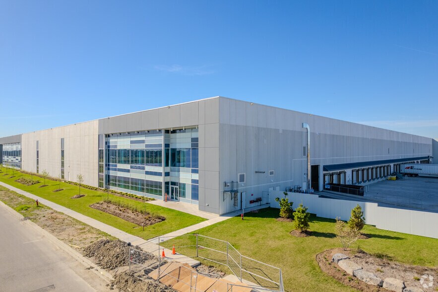 More Photos Of 100 Ace Dr, Brampton Distribution For Lease