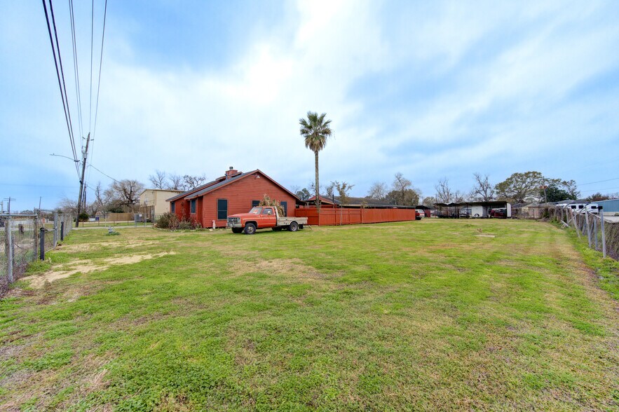 More Photos Of 11217 Todd St, Houston Light Manufacturing For Sale