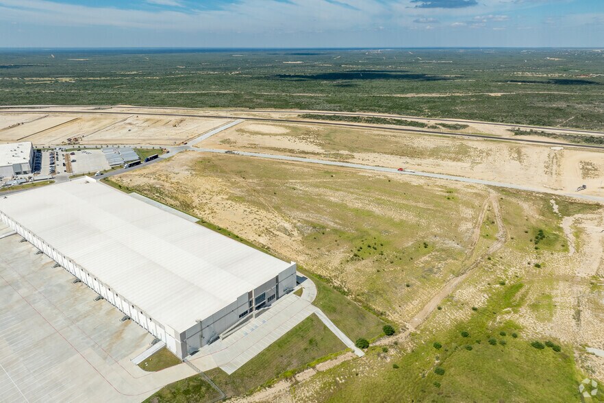 More Photos Of 15409 Fatima Dr, Laredo Industrial For Lease