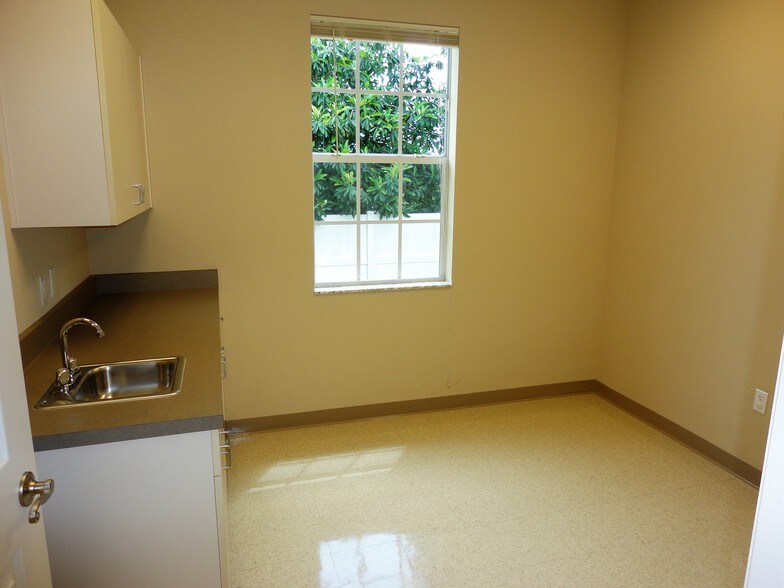 More Photos Of 6937 Medical View Ln, Zephyrhills Medical For Lease