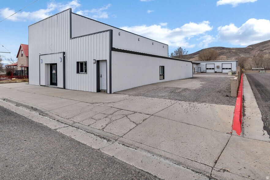 More Photos Of 46 S Center St, Elsinore Industrial For Sale