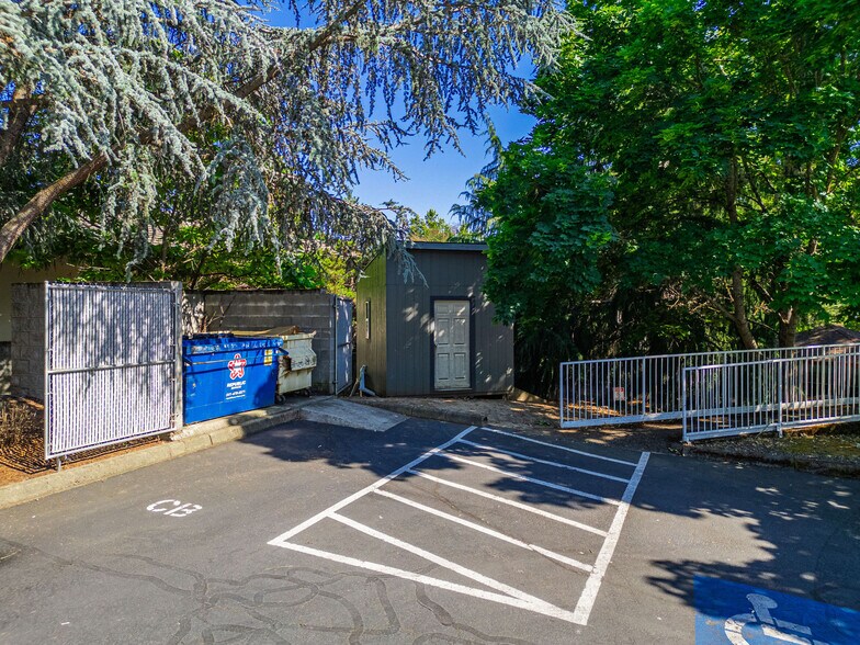 More Photos Of 873 NE 7th St, Grants Pass Medical For Lease