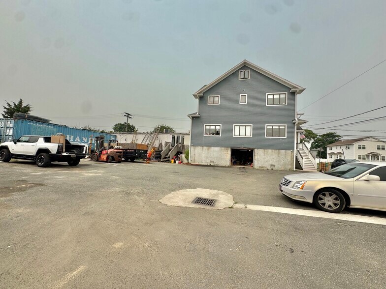 More Photos Of 19 Suffolk St, Freeport Office For Sale