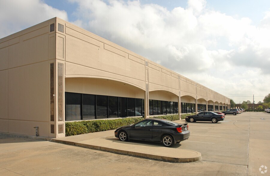 More Photos Of 16670-16700 Park Row, Houston Light Distribution For Lease