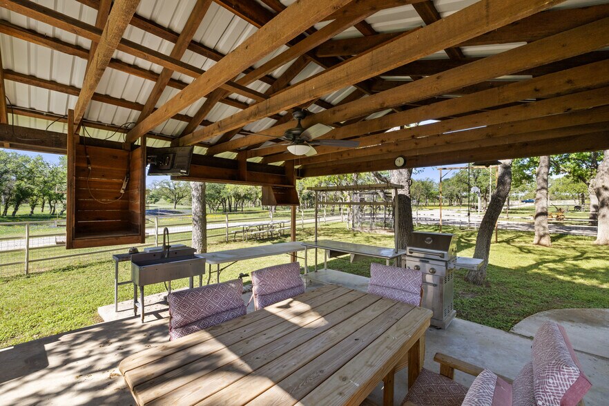 More Photos Of 13744 Us Highway 281 N, Round Mountain Flex For Sale