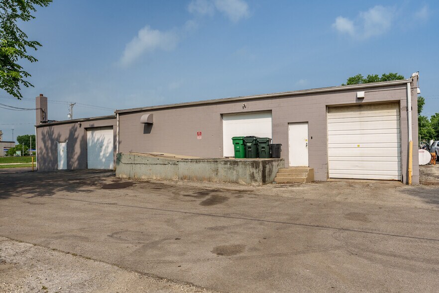 More Photos Of 415 N 3rd St, Rockford Light Distribution For Lease