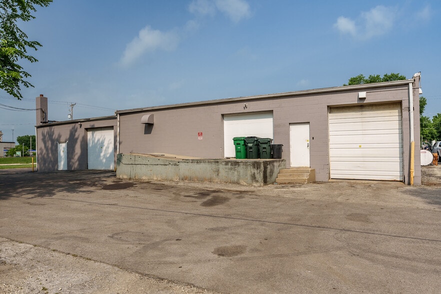 More Photos Of 415 N 3rd St, Rockford Light Distribution For Sale