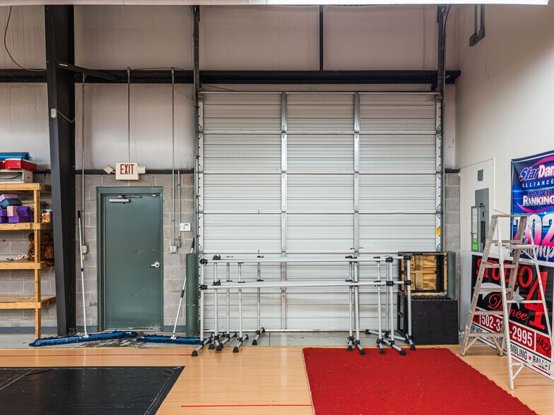 More Photos Of 8039-8055 Warwick Ave, Louisville Light Manufacturing For Lease