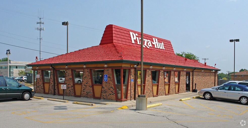 Primary Photo Of W156N8420 Pilgrim Rd, Menomonee Falls Fast Food For Sale