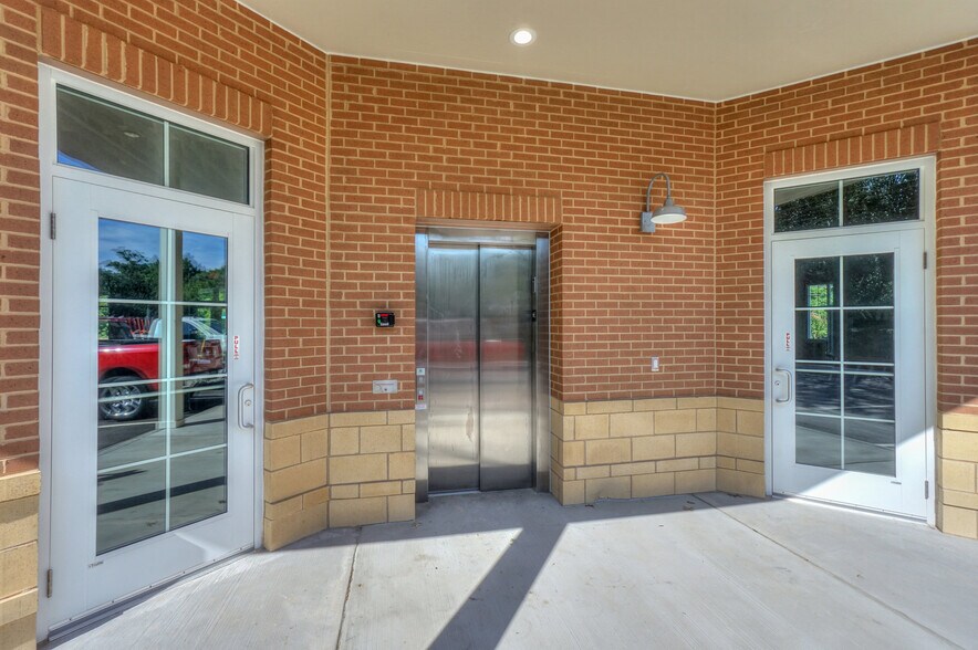 More Photos Of 18620 W Catawba Ave, Cornelius Office Residential For Lease